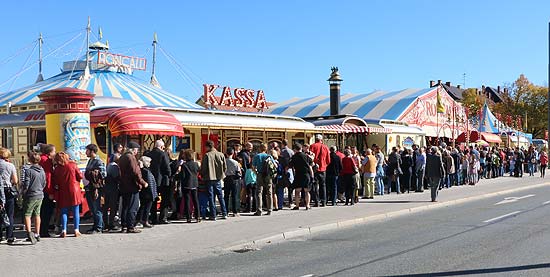 gut besucht am Sonntag Mittag: Circus Roncalli ist ein Publikumsmagnet (&copy;Foto:Martin Schmitz)